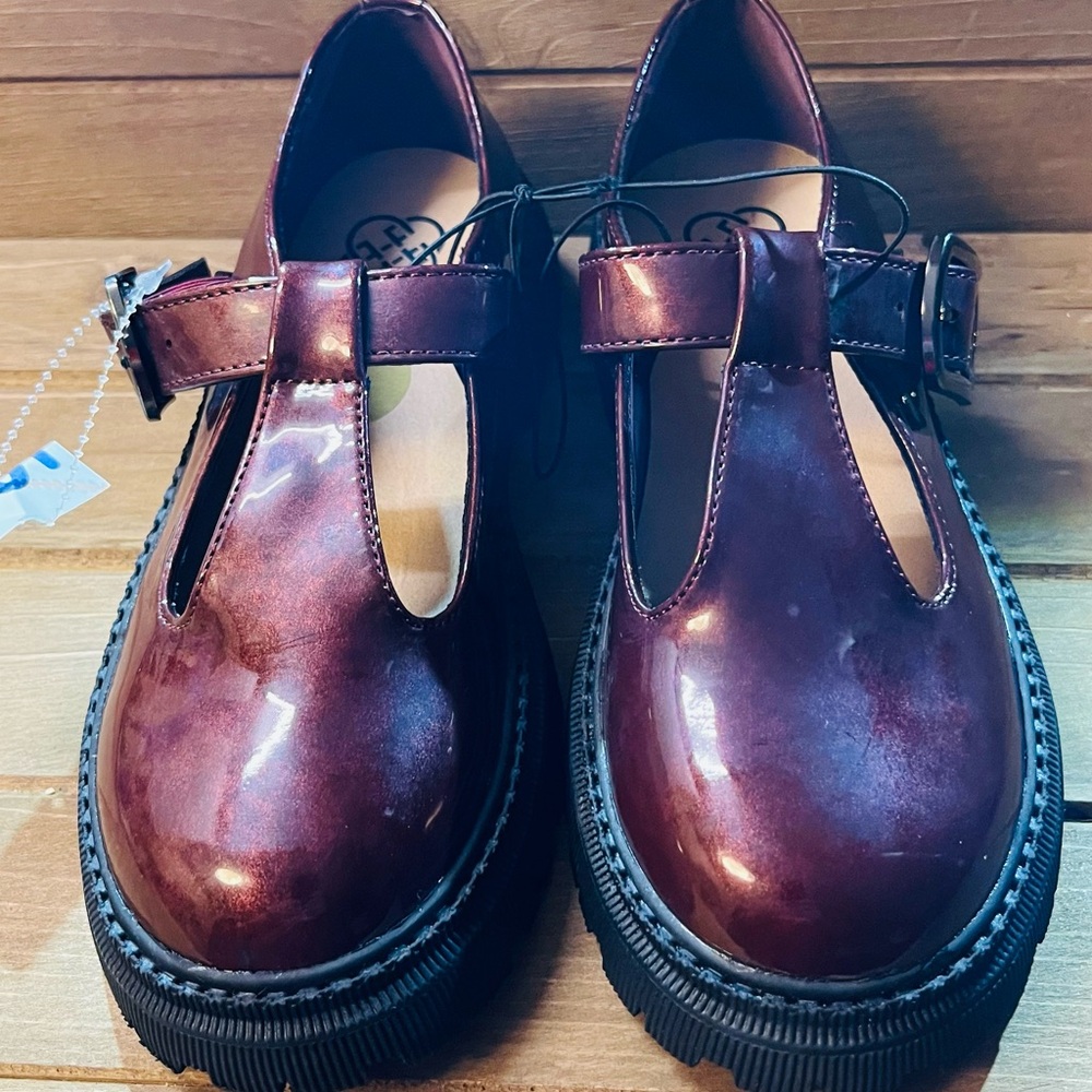 NWT Daisy Fuentes Mary Jane  Loafers Size 1 shiny purple (burgundy)